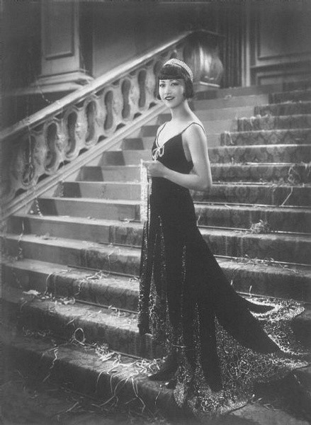 在《好莱坞派对》这部电影中,她和克拉克·盖博对戏 – Mtime时光网